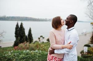 contento multietnico coppia nel amore storia. relazioni di africano uomo e bianca europeo donna. foto