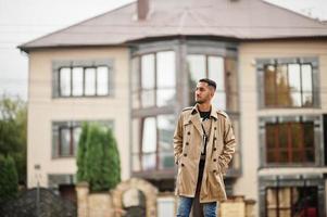 elegante kuwaiti uomo a trincea cappotto. foto