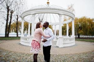 contento multietnico coppia nel amore storia. relazioni di africano uomo e bianca europeo donna. foto