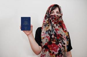 giovane arabo musulmano donna nel hijab Abiti hold repubblica di Australia passaporto su bianca parete sfondo, studio ritratto. foto