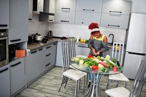 africano americano donna le riprese sua blog trasmissione di salutare cibo a casa cucina. foto