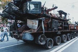 kiev, Ucraina, 23 agosto 2022. parata di distrutto militare attrezzatura di il russo truppe su il khreshchatyk foto