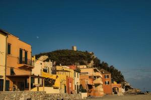 il etrusco villaggio di varigotti con suo caratteristica giallo colorato case fotografato lungo il mediterraneo costa foto