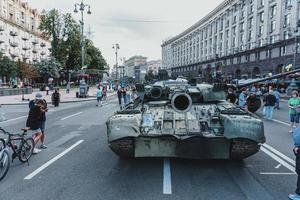 kiev, Ucraina, 23 agosto 2022. parata di distrutto militare attrezzatura di il russo truppe su il khreshchatyk foto