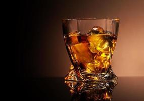 bicchiere di brandy dorato foto
