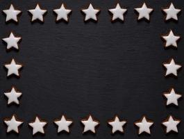nero ardesia tavola con a forma di stella biscotto telaio foto