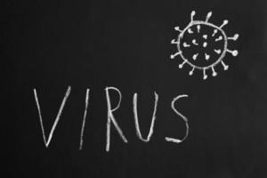 virus disegnato a mano con gesso su lavagna foto