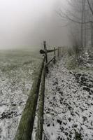 inverno sentiero in giro di legno recinto per bestiame foto