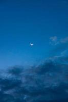 il calante Luna nel il prima dell'alba cielo. foto