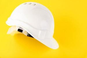 bianca difficile cappello, costruzione casco isolato su giallo sfondo. copia spazio. foto