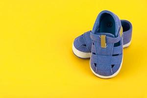 blu figli di sandali per un' ragazzo su un' giallo sfondo. copia spazio. foto