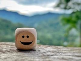 ispirazione giorno di felicità - Sorridi icona su di legno cubo sfondo. foto