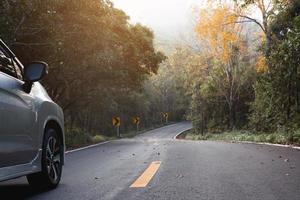 guida in curve correttamente e tranquillamente il autista aveva per lento fuori uso. il velocità di il auto ogni tempo prima il curva foto