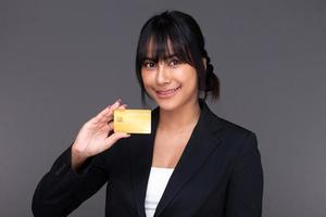 asiatico indiano attività commerciale donna mostrare bellissimo Sorridi contento labbra, mostrare BTC bitcoin criptovaluta foto