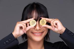 asiatico indiano attività commerciale donna mostrare bellissimo Sorridi contento labbra, mostrare BTC bitcoin criptovaluta foto