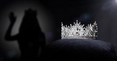 diamante argento corona per Perdere spettacolo bellezza concorso, cristallo tiara gioielleria decorato gemme pietra e astratto buio sfondo su nero velluto tessuto stoffa, macro fotografia copia spazio per testo logo foto