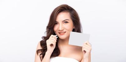 asiatico donna mostrare bellissimo Sorridi contento labbra, hold vuoto vuoto pacchetto capsula scatola per trattamento foto