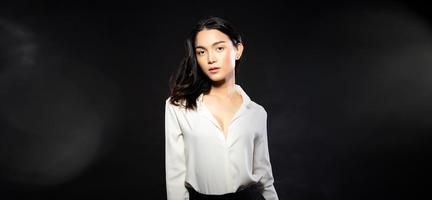 metà corpo ritratto di asiatico bellissimo donna indossare bianca camicia, moda Vintage ▾ pose foto