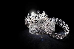 diamante argento corona per Perdere spettacolo bellezza concorso, cristallo tiara gioielleria decorato gemme pietra e astratto buio sfondo su nero velluto tessuto stoffa, macro fotografia copia spazio per testo logo foto