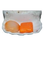 sapone piatto ceramica piastrella nel bagno su un' bianca sfondo foto