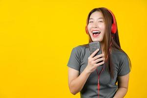 giovane donna asiatica che ascolta la musica foto