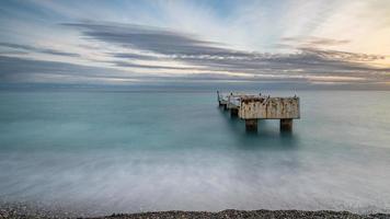 vista a lunga esposizione della costa della baia degli angeli in Francia foto