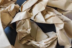 sbriciolato involucro carta per riciclare. spazzatura a partire dal consegna merce pacchetto. Salva il pianeta foto