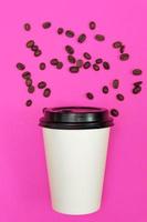 caffè per partire carta tazza su neon rosa luminosa sfondo. eco concetto. foto