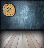 grunge interno con orologio su parete foto