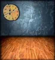 grunge interno con orologio su parete foto