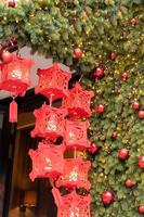 Cinese nuovo anno lanterne nel Cina cittadina. casa Ingresso decorazione con pelliccia albero rami e palline. foto