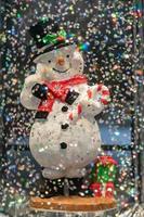 festivo Magia composizione con volante luccicante neve e pupazzo di neve con i regali. Fata installazione per nuovo anni vacanza foto