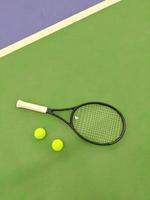 superiore Visualizza di tennis racchetta e Due palle su il verde argilla tennis Tribunale foto