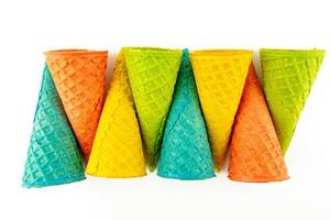 impostato di vario luminosa multicolore gelato cialda coni su bianca sfondo . foto