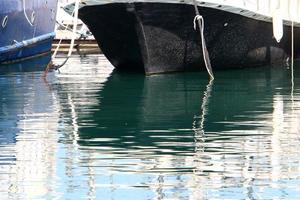 acro Israele dicembre 19, 2020. ormeggio per ormeggio Barche e yachts nel il porto marittimo. foto