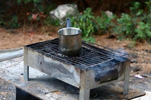 verdure e carne siamo fritte su il griglia. foto