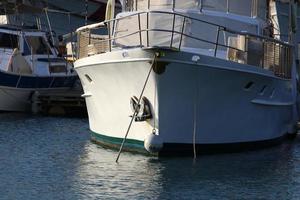 acro Israele dicembre 19, 2020. ormeggio per ormeggio Barche e yachts nel il porto marittimo. foto