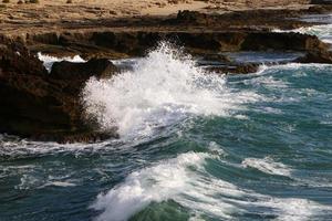 costa del Mar Mediterraneo nel nord di Israele. foto