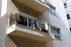 haifa Israele giugno 15, 2020. grande balcone su il facciata di un' Residenziale costruzione. foto
