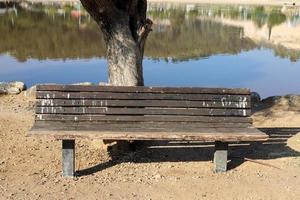 panchina per il riposo nel parco cittadino. foto