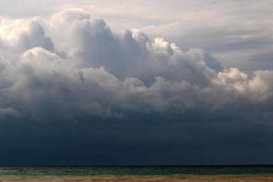 nuvole nel il cielo al di sopra di il mediterraneo mare. foto