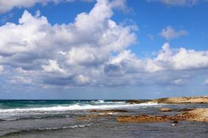 nuvole nel il cielo al di sopra di il mediterraneo mare. foto