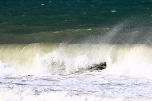 tempesta su il mediterraneo mare nel settentrionale Israele. foto