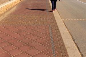 pedone strada nel il città parco. foto