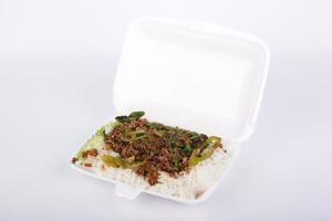 tailandese speziato cibo basilico Maiale fritte riso ricetta nel schiuma scatola foto