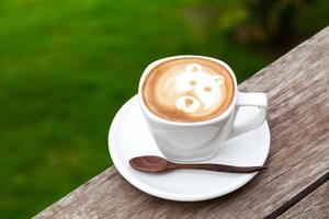 tazza di latte macchiato caffè piace viso orso. foto