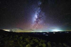 La galassia della Via Lattea con la manopola di pietra a terra è il nome lan hin pum punto di vista al parco nazionale di phu hin rong kla a phitsanulok, tailandia foto