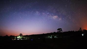 la via lattea panoramica, fotografia a lunga esposizione. foto