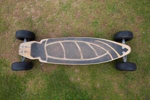 vecchio di legno skateboard su erba foto