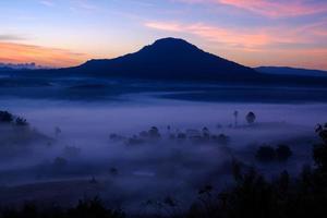 og nel mattina Alba a khao takhian ngo Visualizza punto a khao-kho phetchabun, Tailandia foto